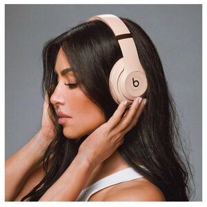 beats x kim kardashian studio pro, moon